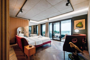 SKY21 LUX Stay with Pool, Gym, Spa & City Views